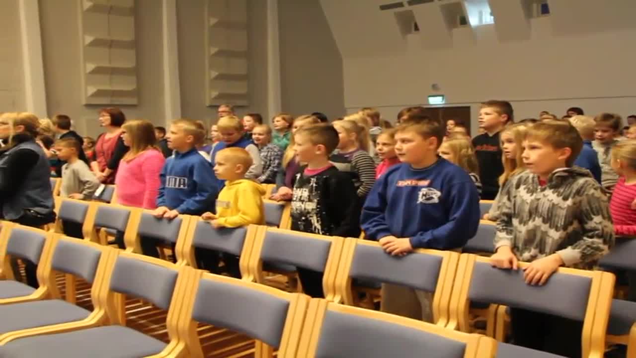 Alakoululaiset esittävät oman maakuntalaulunsa
