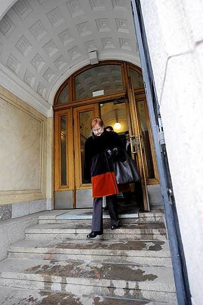 Tasavallan presidentti Tarja Halonen poistui valtioneuvostosta Helsingissä ulkopoliittisen johdon hyväksyttyä lopullisesti uuden turvallisuus- ja puolustuspoliittisen selonteon.