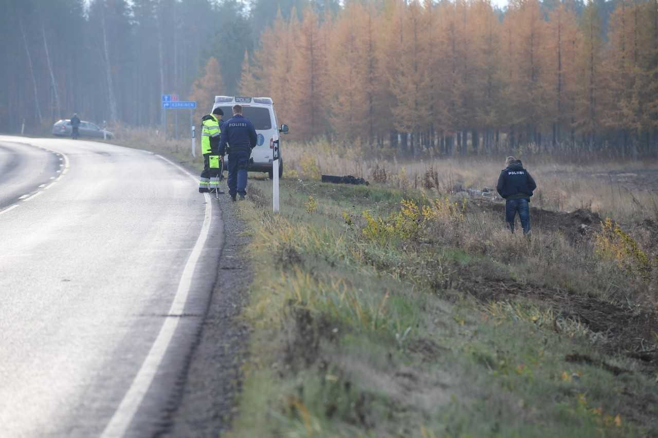 Onnettomuus sattui lähellä Tyngän kylää. Tynkä sijaitsee Kalajoen keskustasta noin yhdeksän kilometriä Ylivieskan suuntaan. Kuva on otettu aamulla onnettomuuspaikalta.
