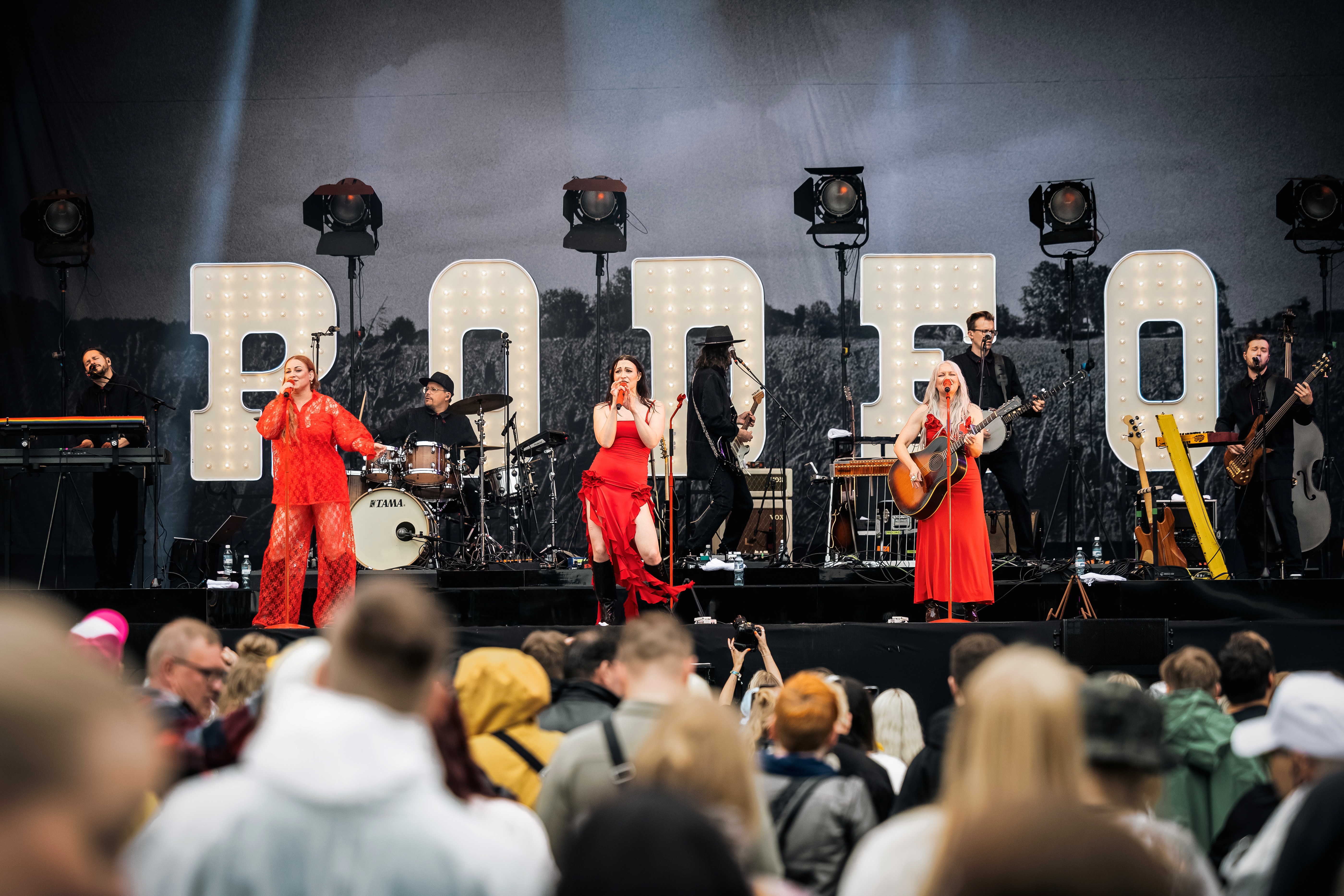 "Kattokaa kun vedän, itselleni elän" – Jos tähtilaulajien trio kiinnostaa, se kannattaa bongata piakkoin