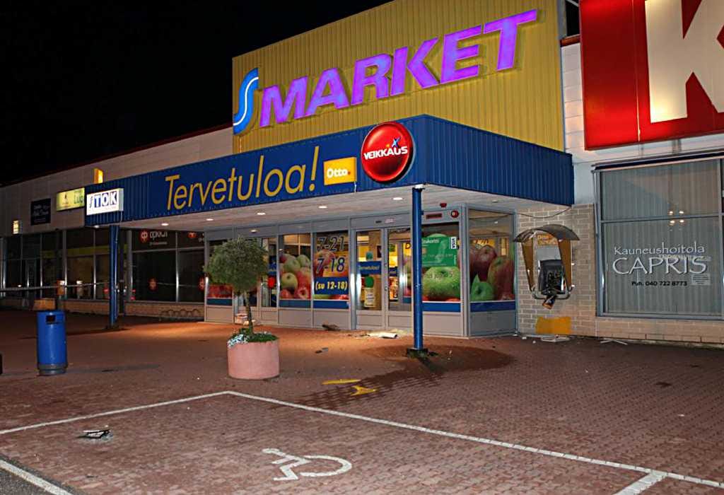 S-Marketin Otto-automaatti pamahti kello kolmelta yöllä Maskun kauppakeskuksessa lähellä Rauman valtatietä.