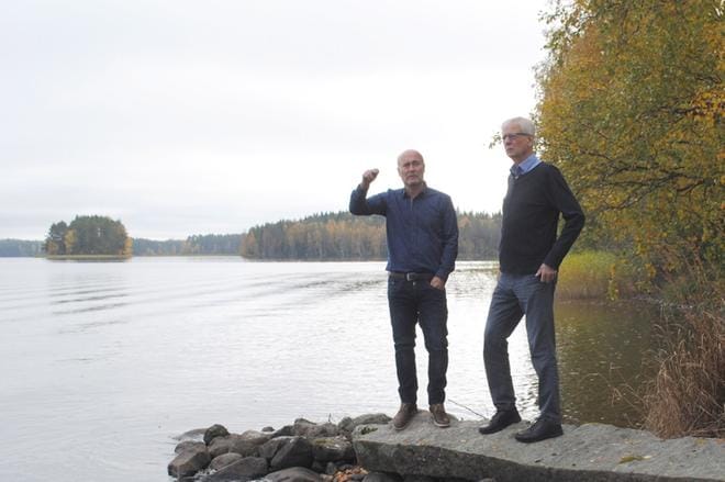 Timo Nyyssölä ja Seppo Sulku uskovat, että Jolkankydön kosteikko voisi toimia kannustavana esimerkkinä muillekin Ähtärinjärven tilasta huolta kantaville. KUVA:EEVA-LIISA KULJU