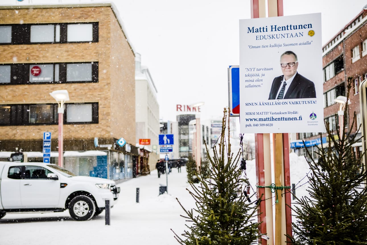 Matti Henttusen vaalimainos on kiinnitetty lyhtypylvääseen keskelle Rovaniemen keskustan kävelykatua.