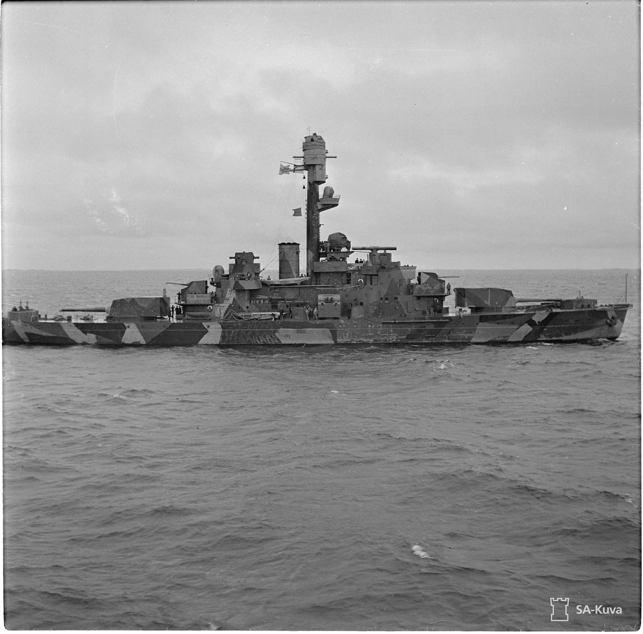Öljynpoisto alkaa jatkosodassa uponneen panssarilaiva Ilmarisen hylystä. Kuvassa Ilmarinen on lähtemässä merelle 18. elokuuta 1941.