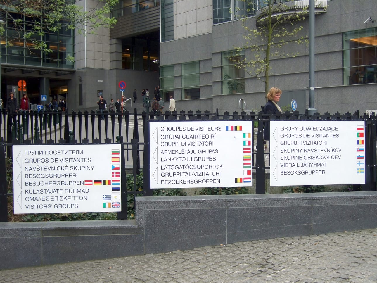 Europarlamentin ulkopuolella vierailijat toivotetaan tervetulleiksi taloon monelle Euroopan kielellä.