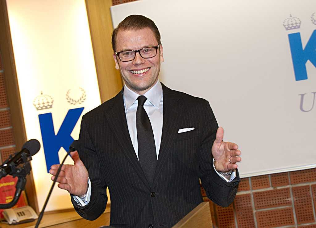 Prinssi Daniel kertoi innoissaan pikku prinsessasta.