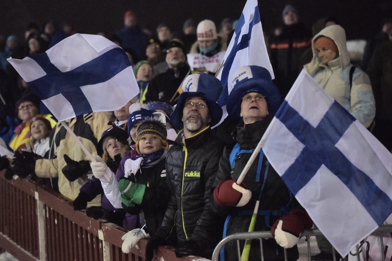 Ruka Nordicin ensimmäisenä kisapäivänä yleisöä oli varsin mukavasti. Kannustusta riitti vielä mäkikarsinnassa.