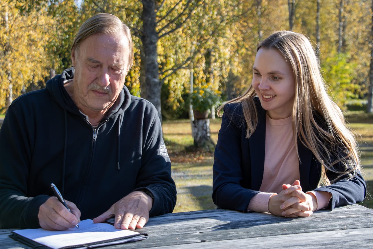 Sininen tie ry:n puheenjohtaja Jorma Keijonen allekirjoitti aiesopimuksen seuraavasta hankkeesta. Sihteeri Annie Laitila odottaa innolla tulevaa hanketta.