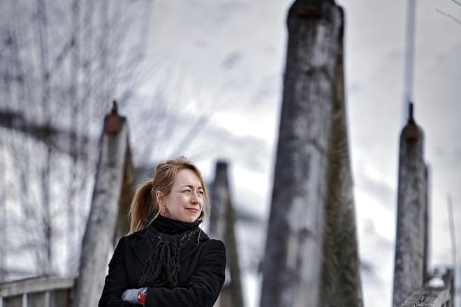Kirsi Haapamatti nauttii eläinten tarkkailusta arjessa. Juuri julkaistun Sumu Sireeni-aasista kertovan kirjan jälkeen hän kirjoittaa jo uutta tietokirjaa, jossa eläimillä on jälleen keskeinen rooli. KUVA: TOMI KOSONEN