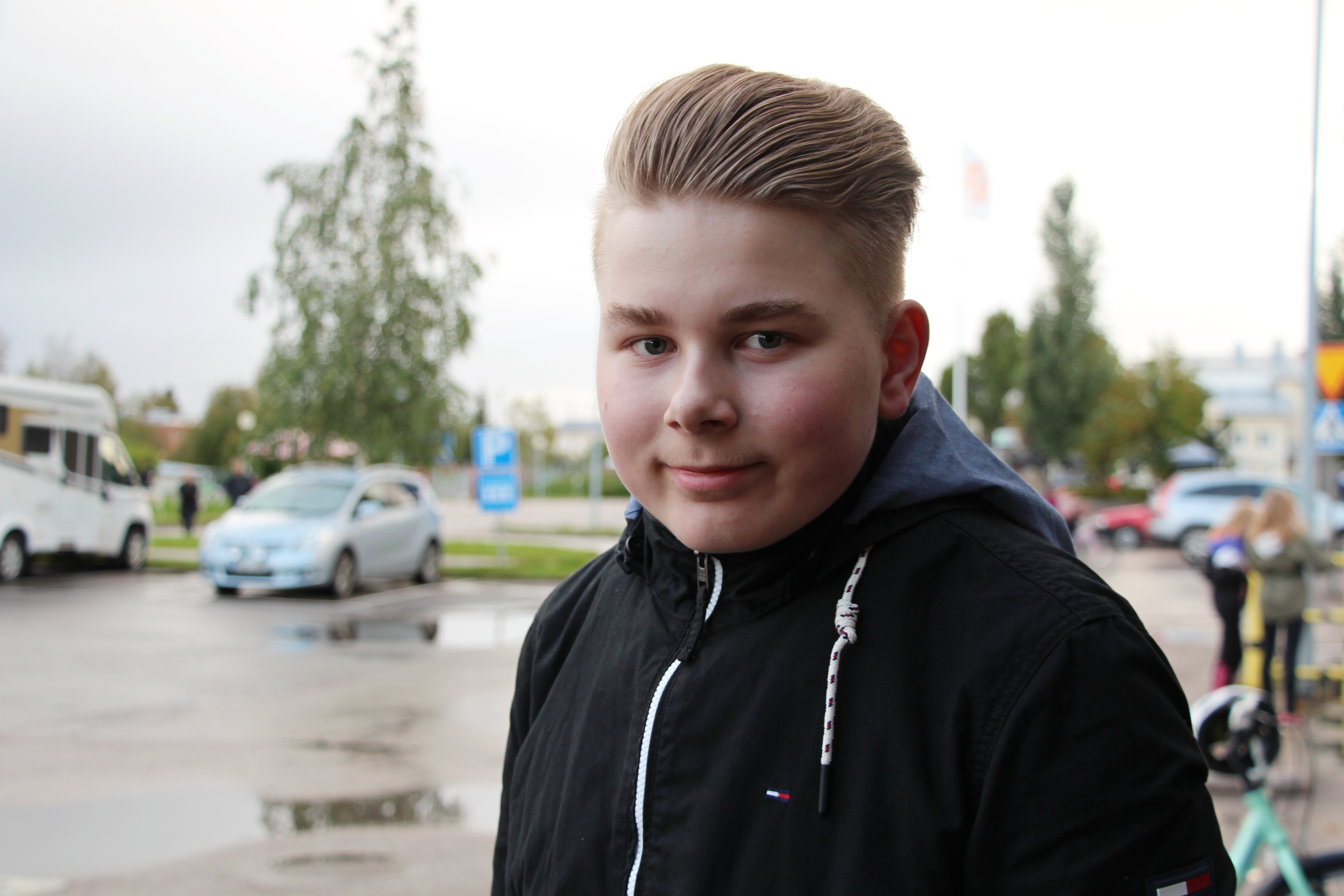 Vilho Arvio kiertelee Villin perjantain -tapahtumia kavereiden kanssa. 