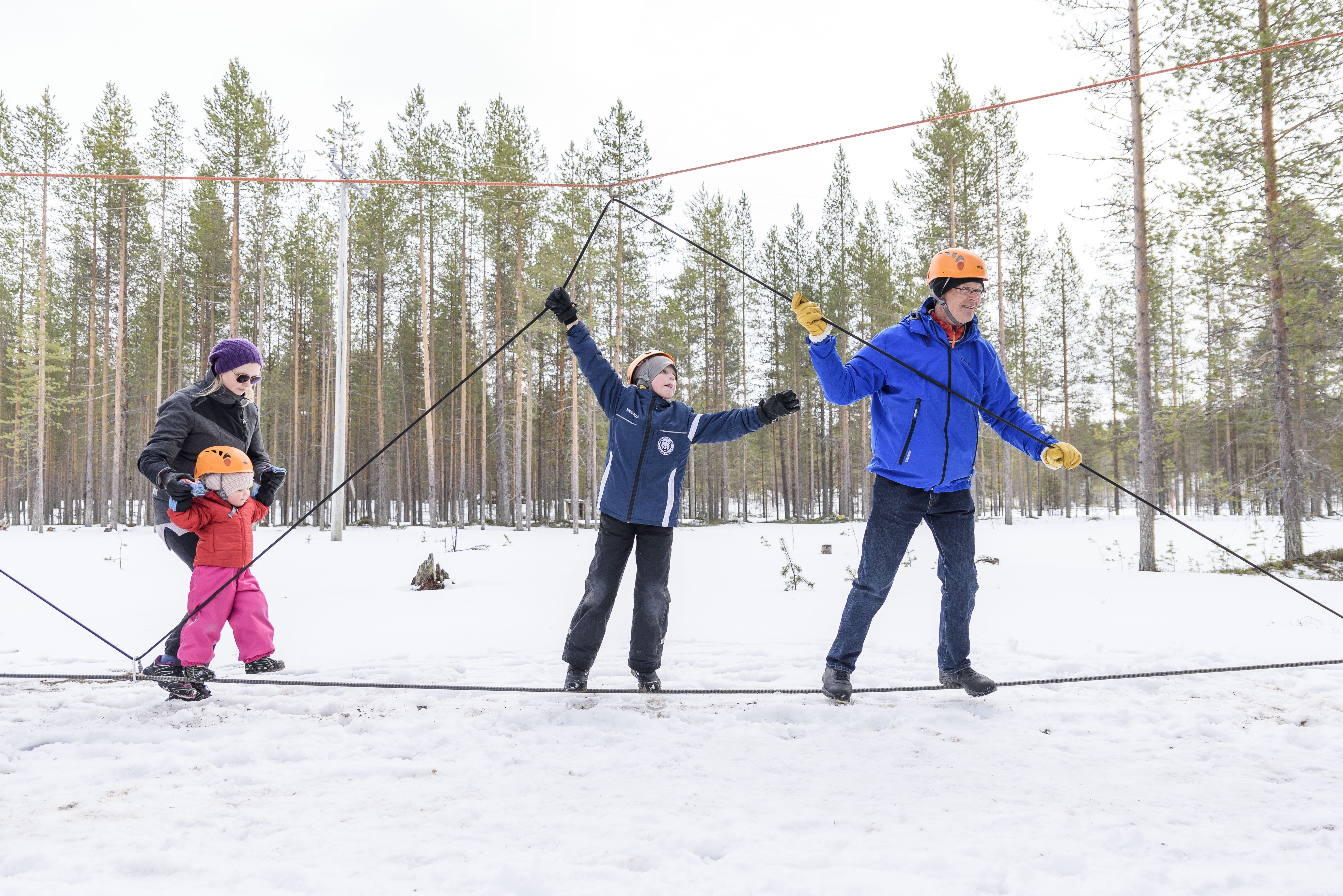 Kaisa ja Minna Pitkänen, Eino Pitkänen ja Jouko Pätynen koittivat taitojaan köysitemppuradalla.
