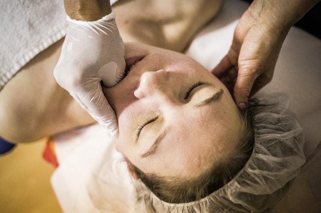 –Laulamiseen tarvittavat lihakset voi lämmittää laulamallakin sen puoli tuntia, mutta se on hirvittävän kallis tapa lämmitellä. Pelkkä hieronta voi avata äänen, kun lihakset aktiivisesti rentoutuvat, laulunopettaja Julia Pihavainio kehuu. KUVA: Jussi Leinonen