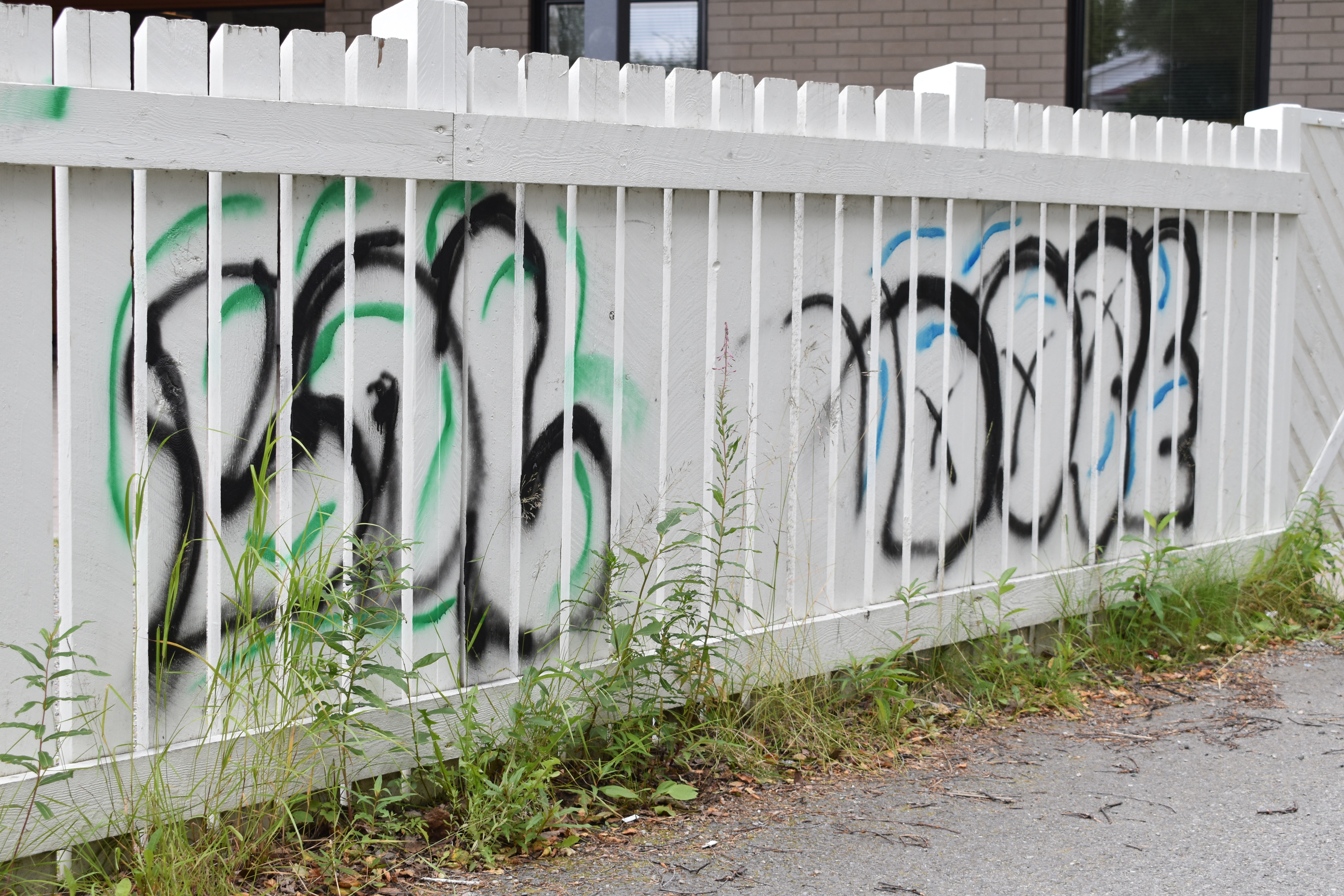 <p>Kirkkokedon koulun ympäristöä on kesän mittaan sotkettu ja aitoja rikottu.</p>