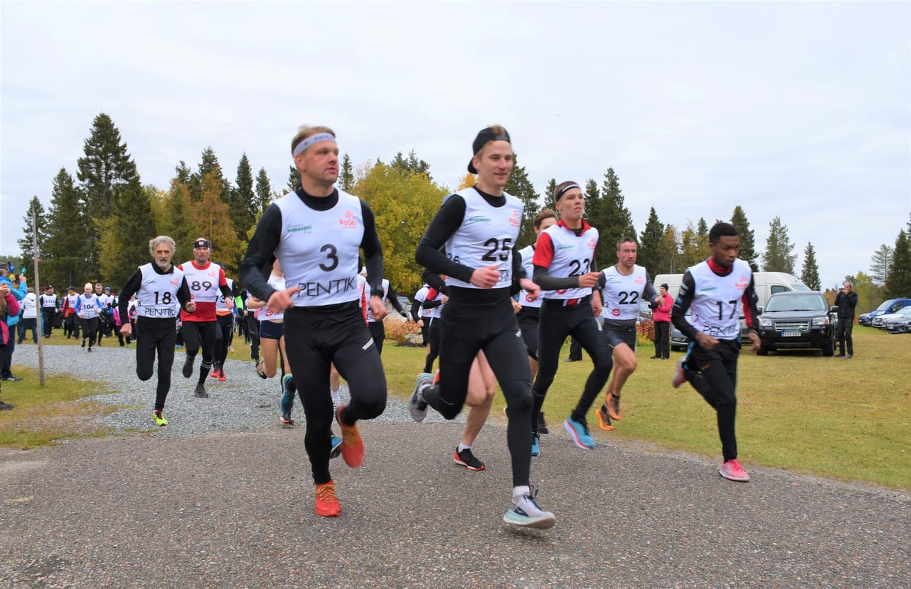 Kaarlon juoksussa pisin kilpasarja on 15 kilometriä, joka mutkittelee Maaninkavaaran kylkiä.
