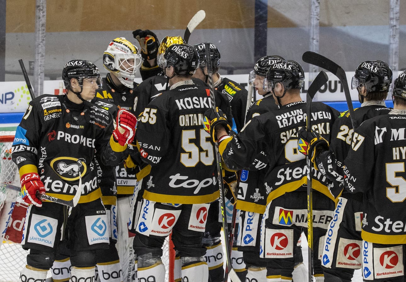Maalivahti Joel Blomqvist keräsi onnittelut joukkuekavereiltaan voitto-ottelun jälkeen.