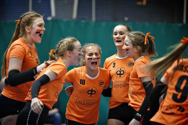 Pronssiottelu päättyi KuLePa:n tyttöjen villiin voitontanssiin. Kuva Tomi Kosonen
