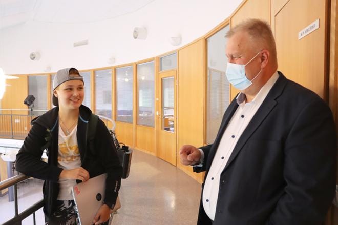 Kunhan vain saataisiin pysyä lähiopetuksessa, toivoivat Anette Asunmaa ja Jari Helander. KUVA: EEVA-LIISA KULJU