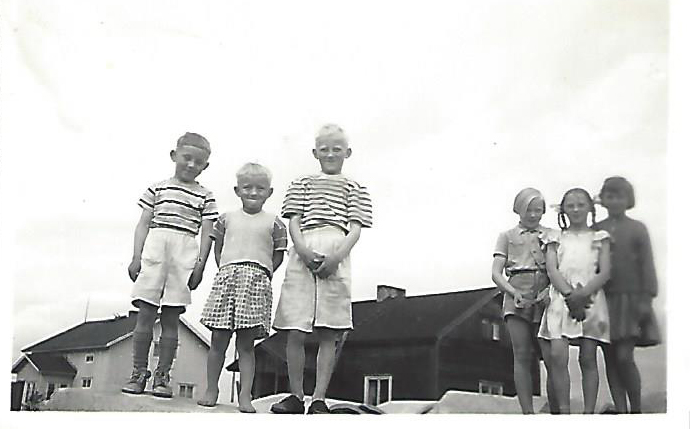 Jaakko, Hannu ja Antti Korpua sekä Mirja Alavuotunki, Marja Korpua ja Anna-Liisa Härmä Korpuan ja Alavuotungin talojen edustalla 1958.