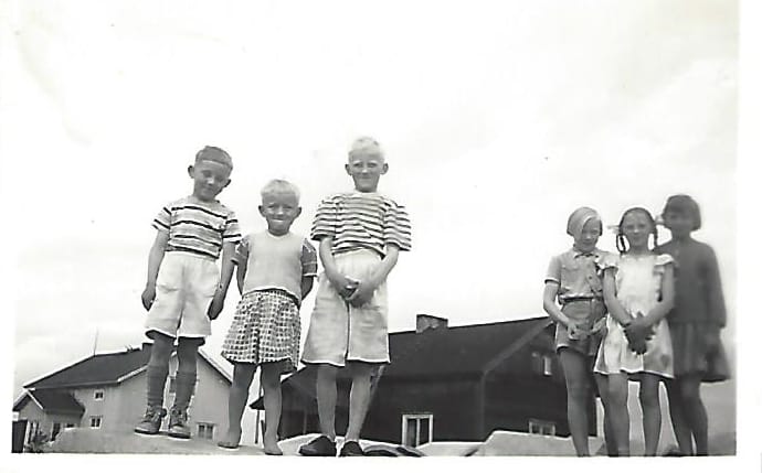 Jaakko, Hannu ja Antti Korpua sekä Mirja Alavuotunki, Marja Korpua ja Anna-Liisa Härmä Korpuan ja Alavuotungin talojen edustalla 1958.