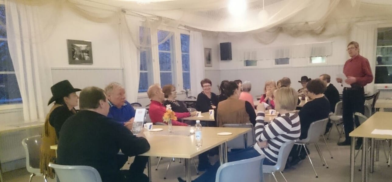 Ideatyöpaja. Senioritanssijoiden Arto Veteläinen kertomassa ryhmänsä ideoita.