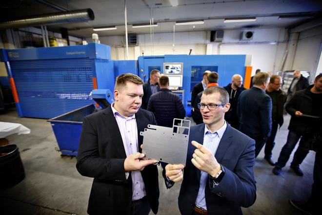 Combi Geniuksen ensimmäinen tuotos päätyy Valtran traktoriin. Lämpimäistä pitelevät Plate Powerin toimitusjohtaja Paavo Hyyppä ja Finn-Powerin toimitusjohtaja Juha Mäkitalo. KUVA: TOMI KOSONEN