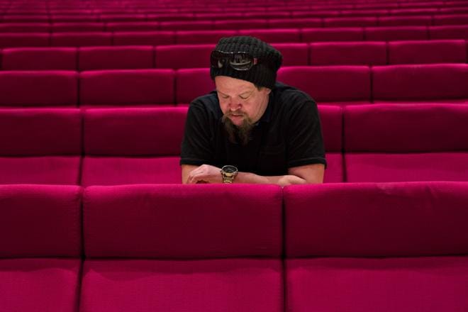 Ville Haapasalo katsoo kelloaan, koska luento Mustasaaren aikuisopistossa alkaa pian. Muuten hän kehottaa unohtamaan turhantarkan aikataulutuksen ja elämään hetkessä. KUVAT: MINNA ANTILA