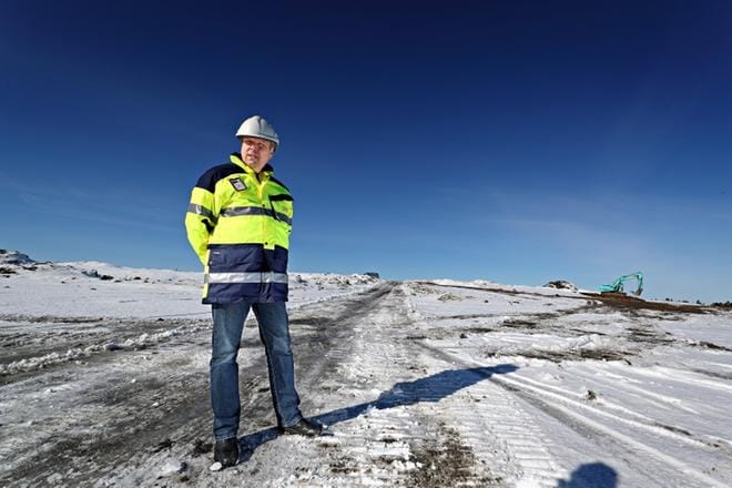 Vaasan kaupungin työnjohtaja Kari Ilmarinen kertoo, että Metsäkallion mäelle on tänä talvena ajanut kymmenkunta kuorma-autoa lavallisen ylijäämämaata joka päivä. Lasteja tulee esimerkiksi omakotitonttityömailta Länsiniitystä, Pohjolankadun jatkeen tietyömaalta ja koiratarhan läheltä, jossa uusitaan kaupungin hulevesi- ja viemärilinjoja. Kaivinkoneen kuljettaja osoittaa, mihin lastit saa kipata ja tasoittaa maan. KUVA: KARI LÖFHJELM