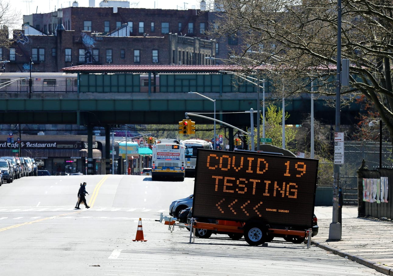 Kyltti ohjaa ihmisiä koronaviruksen testausasemalle Bronxissa New Yorkissa.