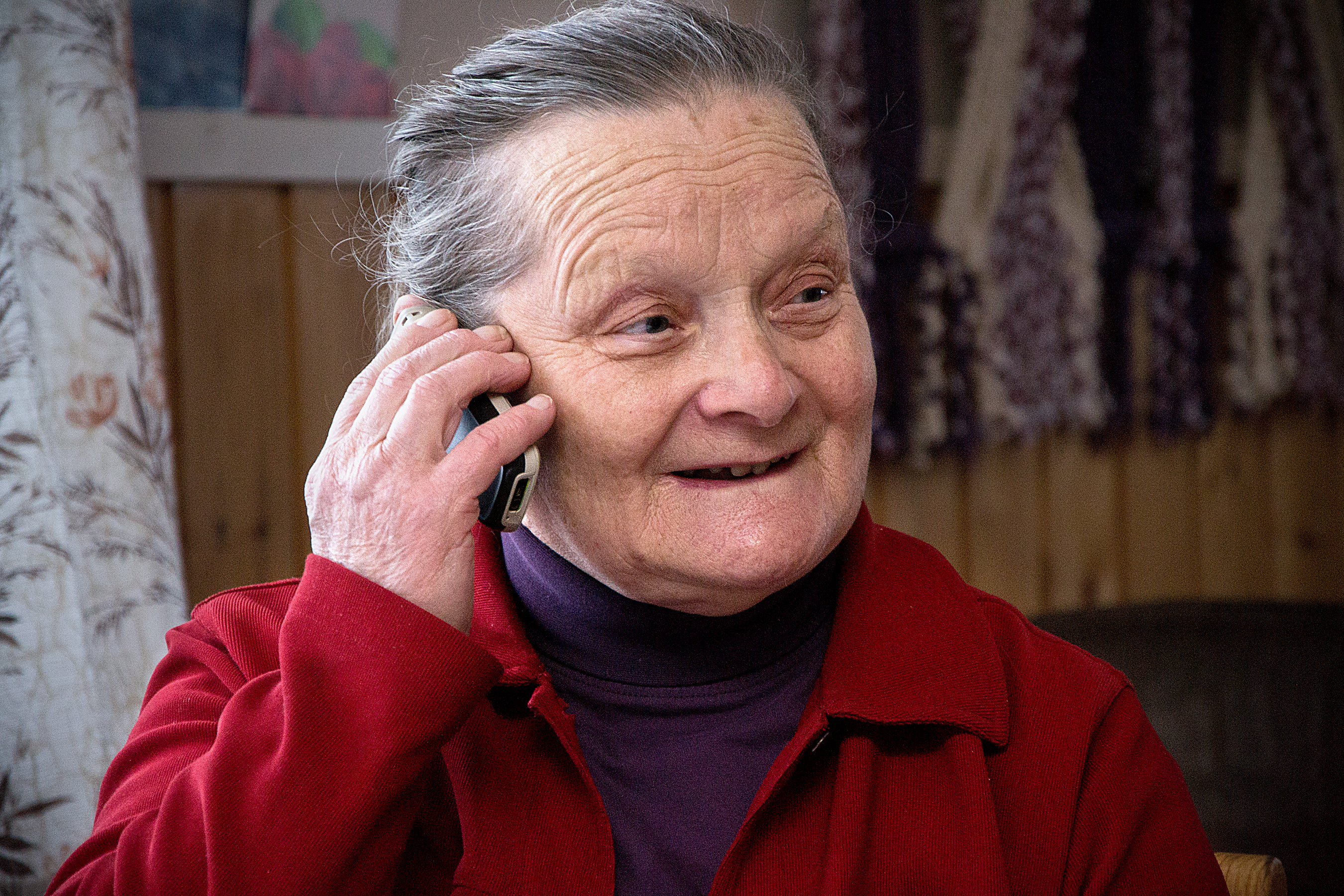 Jenni Peltoniemi lenkkeilee aamuisin poikansa perheen luokse. Tyttärien kanssa puhutaan puhelimessa.