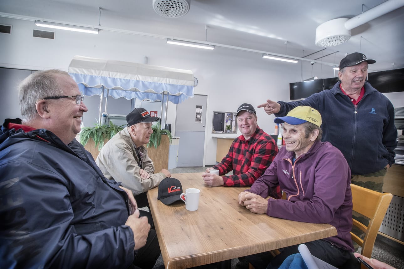 Ylikiimingin Seon parlamentissa ollaan naurussa suin erimieltä. Kuvassa Tenho Kiljander (vas.), Hannu Hietikko, Esa Parantainen, Olavi Koisti ja Ville Hiltunen.