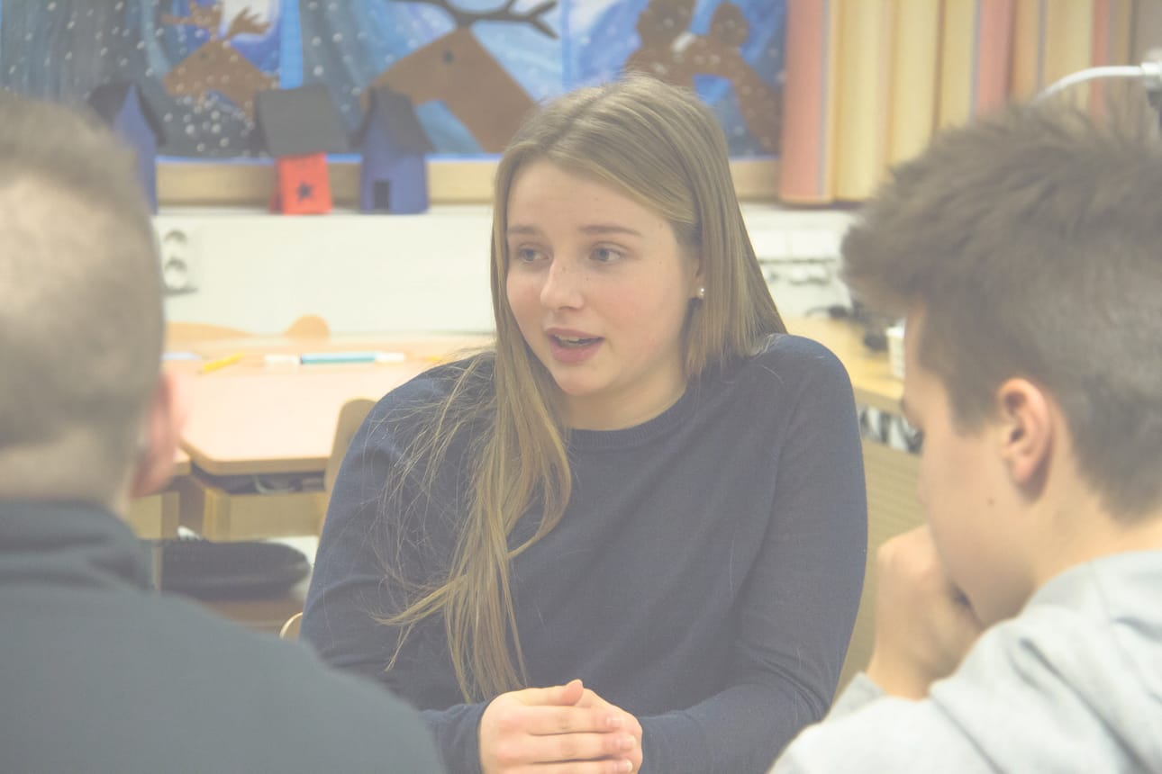 Vaikka välillä Pressiklubissa keskustellaan vakavistakin asioista, kuten joulusta, osaavat nuoret päästää naurun toisinaan valloilleen.