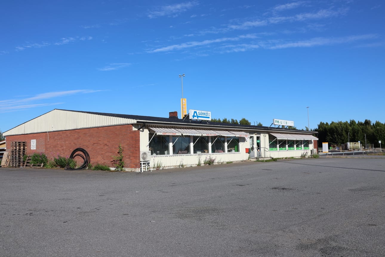 Eepee-kiinteistöt sai luvan kahden rakennuksen purkamiseen. Toisessa on sähkö- ja putkiliike.