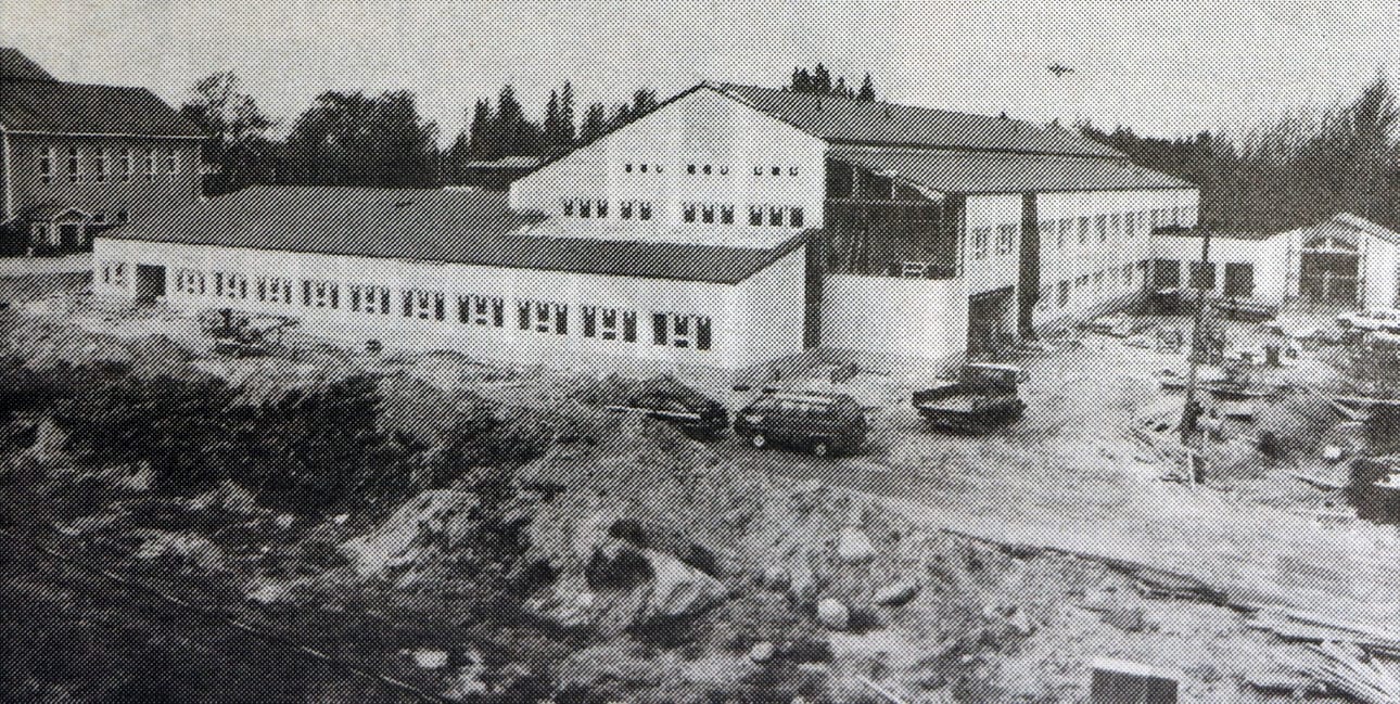 Jurvan terveyskeskus nousi harjaan toukokuussa 1989. Aarre Anttila kuvasi tuolloin Jurvan Sanomissa, että työmaa eteni mutkattomasti pienten alkuhankaluuksien jälkeen.
