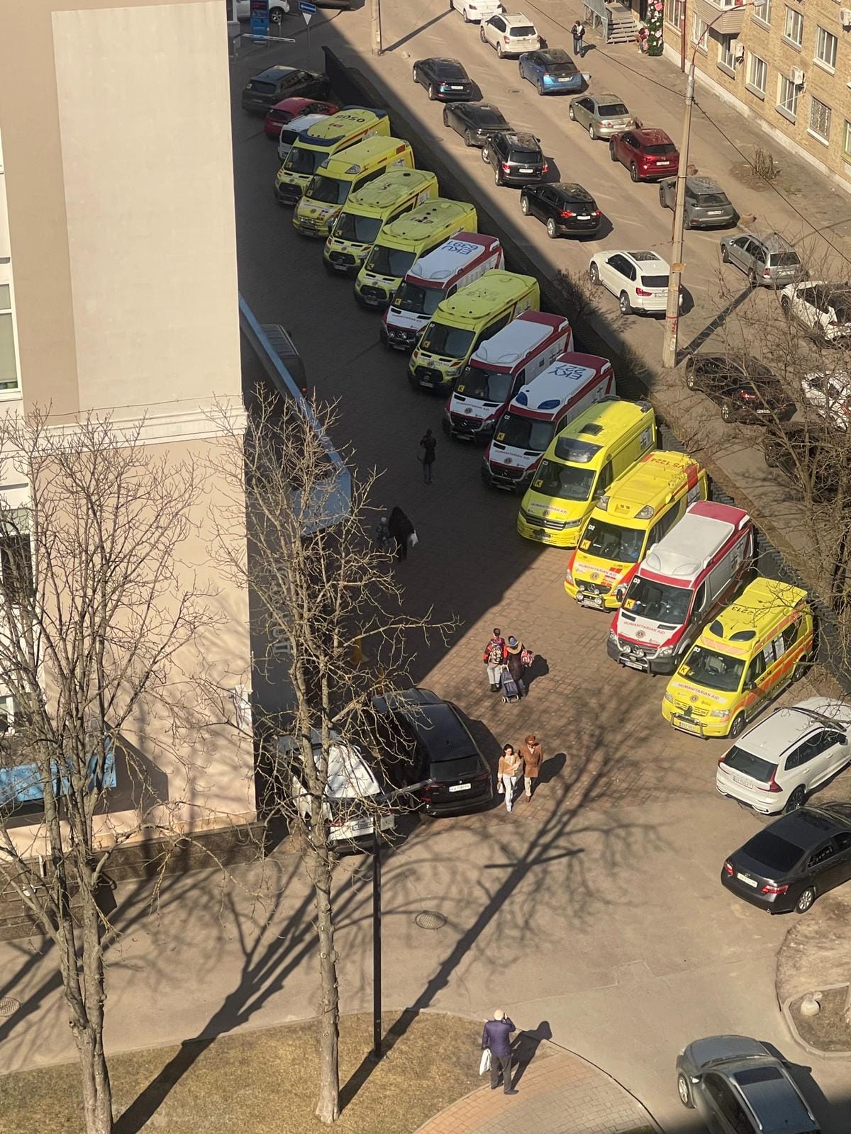 Leijonien lahjoittamat ajoneuvot kuvattuna Kiovassa maaliskuun lopulla päivänä, jolloin ukrainalaiset lähtivät ajamaan ambulansseja kohti etulinjaa pelastustehtäviin.