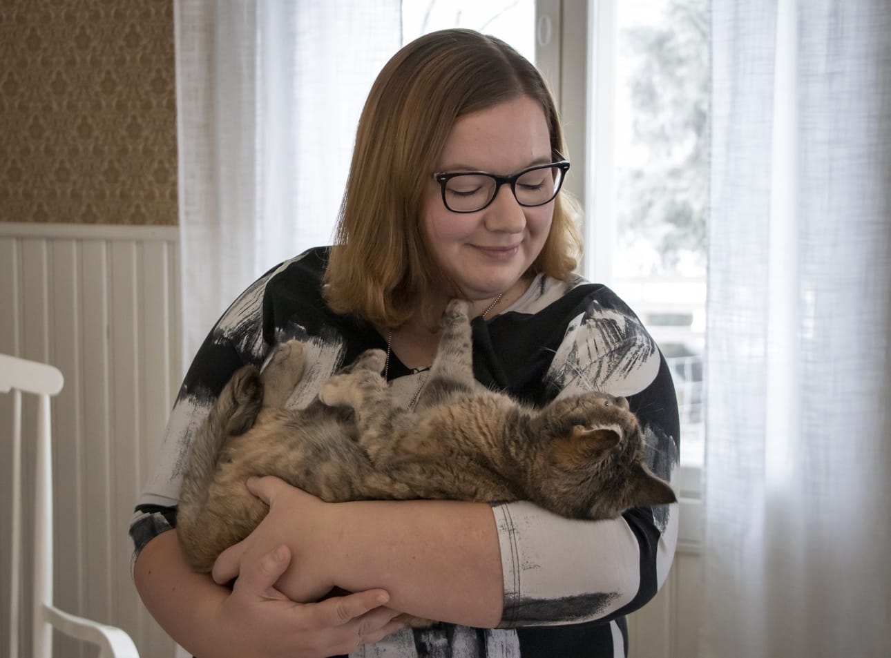 Suvi Ylitalon perheeseen kuuluu paljon eläimiä. Syliin pääsi rakas kissa.