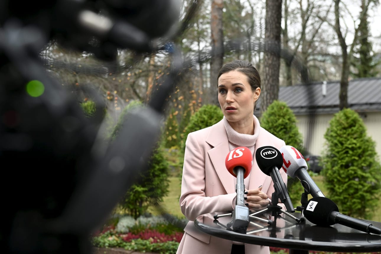 Pääministeri Sanna Marin kertoi saamelaiskäräjälain valmistelusta mediatilaisuudessa pääministerin virka-asunnon Kesärannan pihalla torstaina. LEHTIKUVA / Heikki Saukkomaa