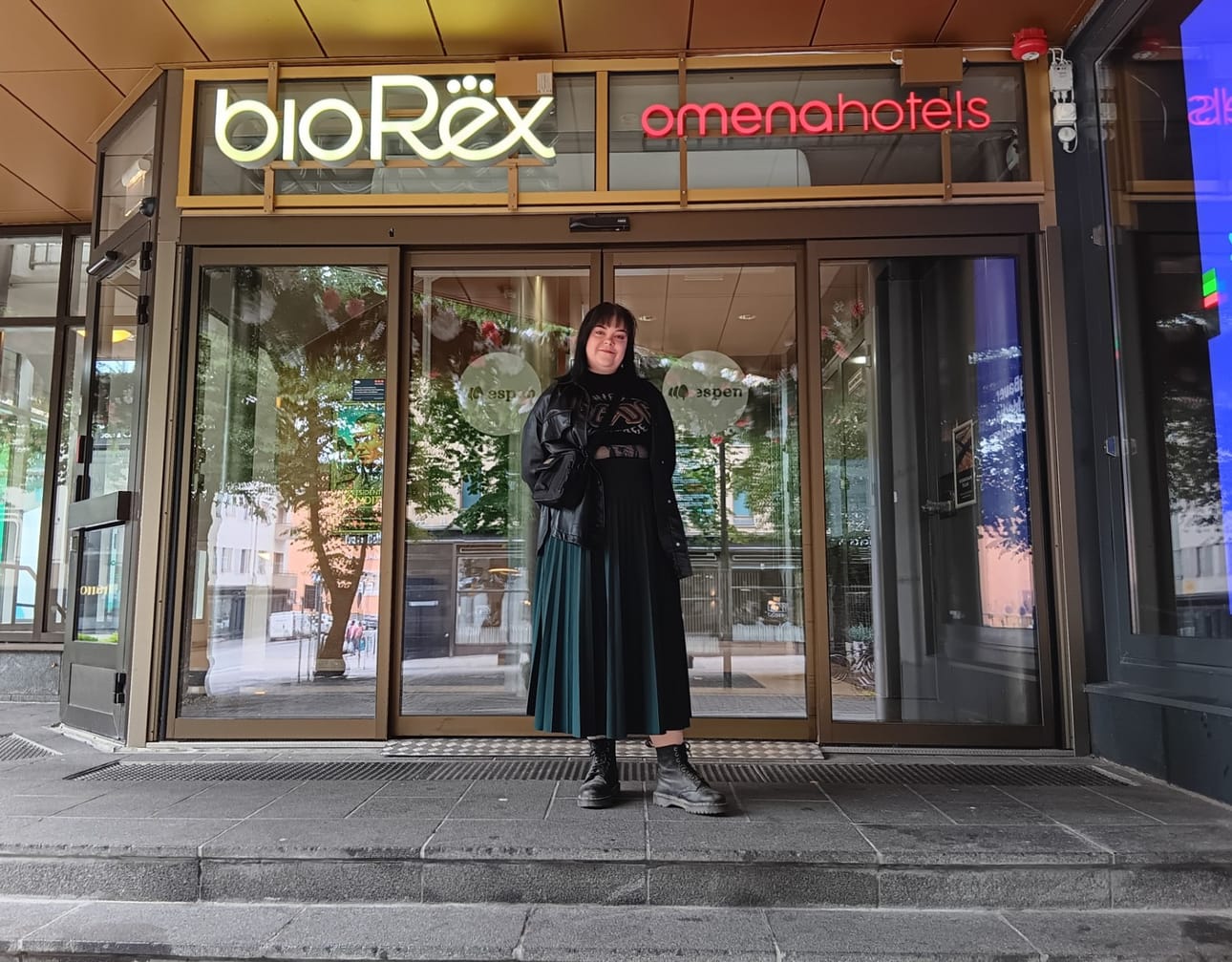 Emilia Kovasen esikoiselokuvaa ei voi tällä hetkellä nähdä missään. Vuosi sitten elokuvan ensi-iltakiertue pysähtyi lähes loppuunmyydyssä Ritzissä Vaasassa. Kaupungin toisen elokuvateatterin Bio Rexin ovet eivät ole nuorelle elokuvantekijälle vielä avautuneet.