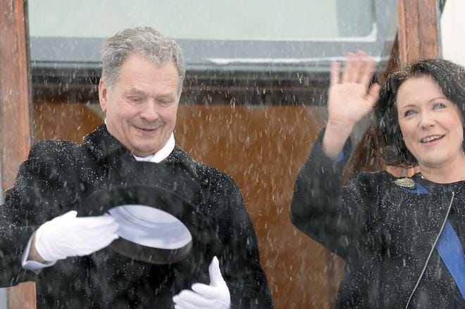 Tasavallan presidentti Sauli Niinistön lapsen nimi on veikkailujen kohde. Arkistokuva virkaanastujaisista.