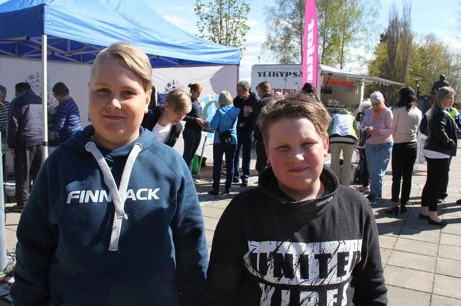 Rico Patteri ja Anton Alaviitala Hakolasta poikkesivat makkaralle ja mehulle.