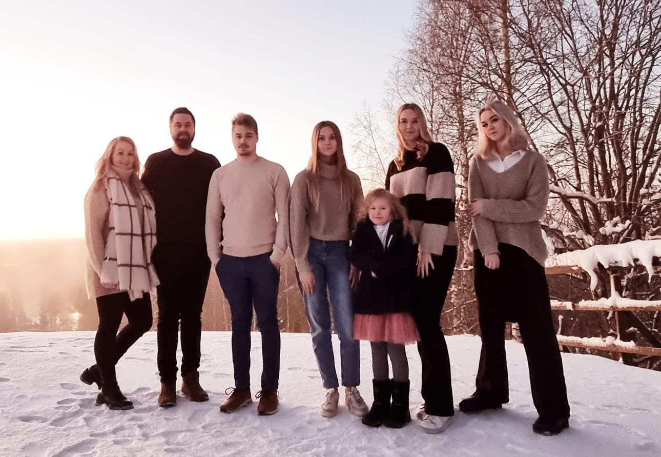 Maria ja Miika Saarenpään viisilapsinen perhe on kuvattu Lapuan Simpsiön laskettelurinteen laella. Laskettelun lisäksi lapset ovat harrastaneet kotikaupungissa ratsastusta, jalkapalloa, koripalloa, lentopalloa, tanssia, teatteria, musiikkia ja taideaineita sekä uineet viikoittain Lapuan uimahallissa.