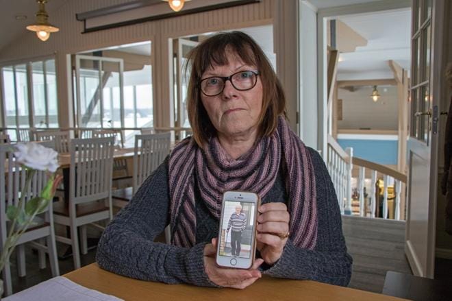 Anita Kuvaja näyttää Vili-isän kuvaa, joka otettiin Ulrikan ovella elokuun lopussa. Isä oli vielä reipas ja tuli ovelle vastaan. KUVA: AUNE WARONEN
