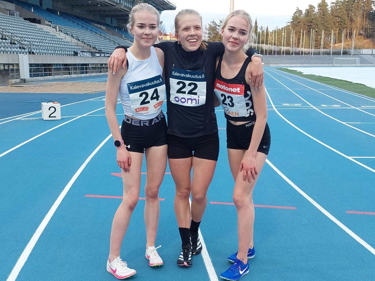 Limingan Niittomiesten Ella (vas.) ja Vilma Sorvisto (oik.) saivat juhlia Lempäälän Kisan Emma Rannan kanssa alle 23-vuotiaiden EM-kisojen tulosrajan alitusta.