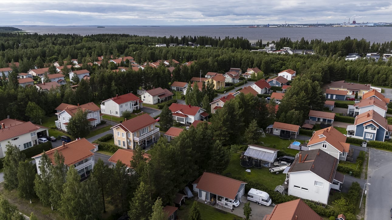 Oulunsaloon tehdään parhaillaan osayleiskaavaa, mutta se palautettiin viime viikolla valmisteluun liian rajoittavan rakentamisen takia. Arkistokuva Niemenrannan asuinalueesta, jonne osayleiskaavassa haluttaisiin parempaa saavutettavuutta.