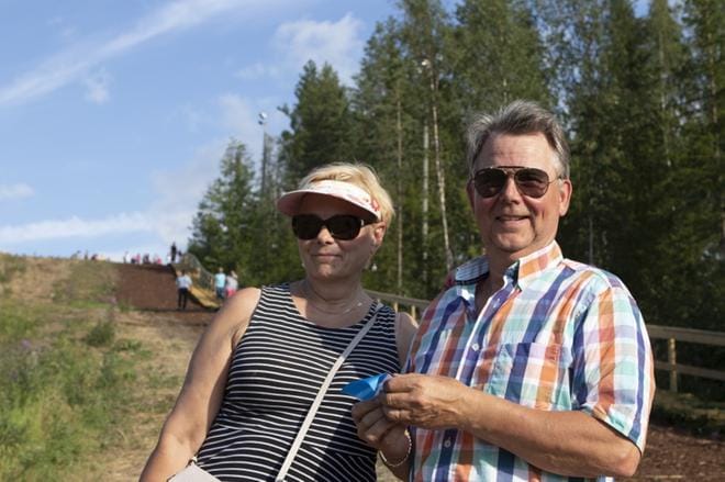 Seinäjokelaiset Aarre ja Raili Kosonen poikkesivat Vimpelissä sijaitsevalta mökiltään katsomaan kuntoportaiden avajaisia. Kuvat: Eelis Rytkönen