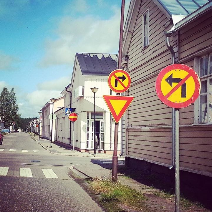 Ihmiset ovat pyöritelleet päätään, kun he ovat tutkineet Henri Ylikuljun ottamaa kuvaa liikennejärjestelyistä Raahesta.