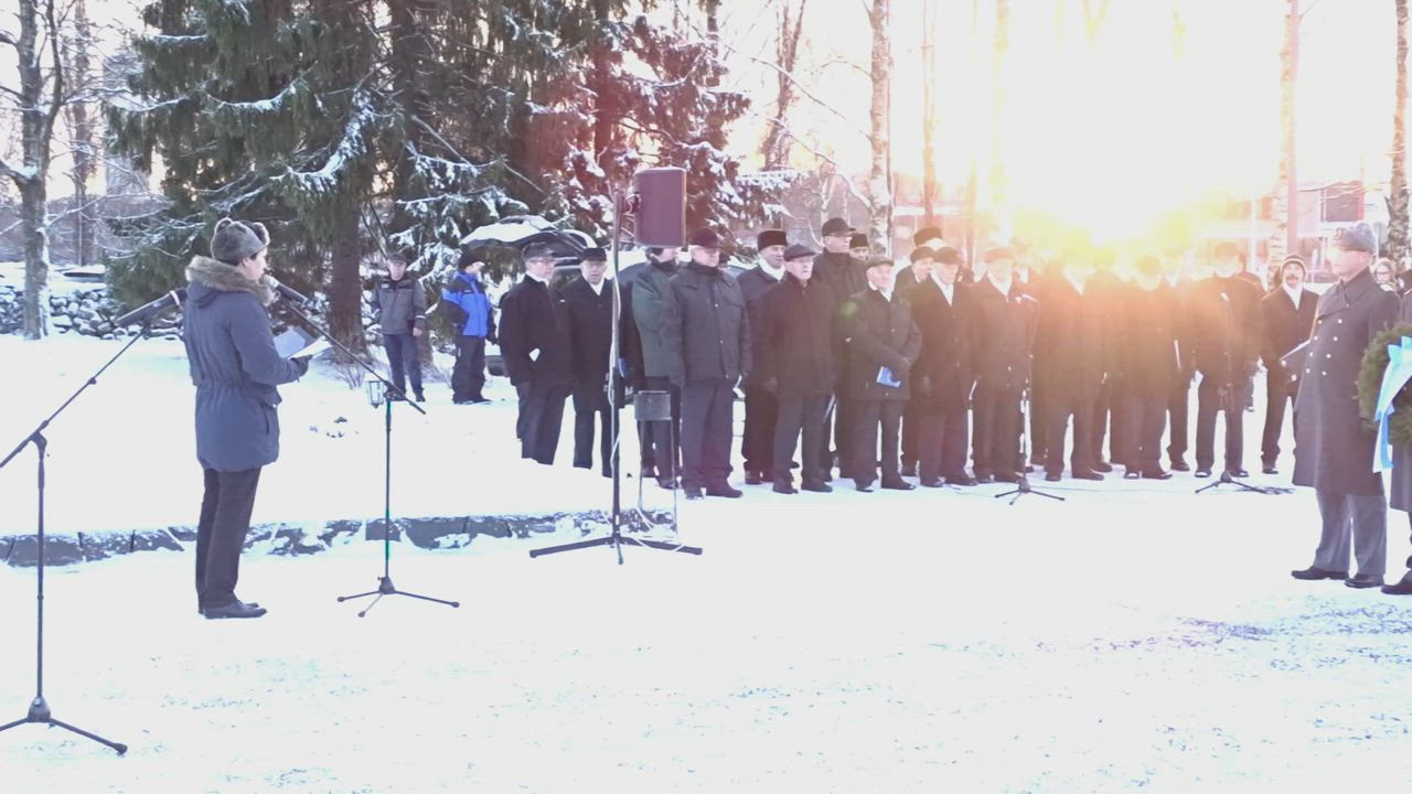 Itsenäisyyspäivän kunnianosoitukset Sankarimuistomerkillä