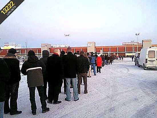 Verkkokauppa.comin avajaiset Kaakkurissa synnyttivät jonon hyvissä ajoin ennen yhdeksää.