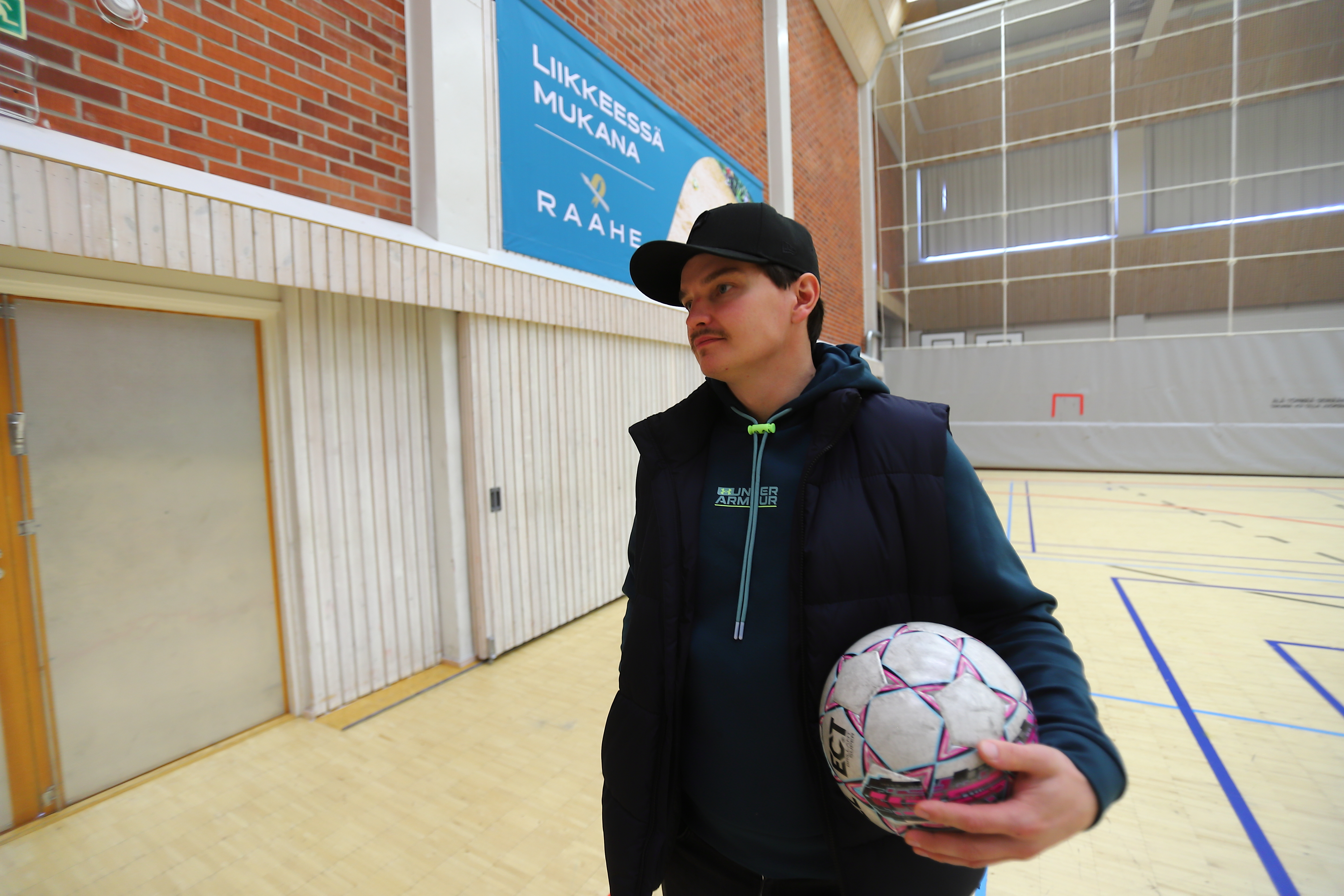Jäähalli vaihtui liikuntahalliin – Atte Junnila koki sarjanousun siirtymällä Raahe-Kiekosta AS Mooniin: "Ensimmäinen peli oli vaikea, se oli sellaista suu auki möllöttämistä"