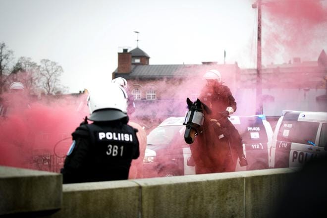 Viime vuoden lokakuussa Tampereella osoittivat mieltään natsit ja vastamielenosoittajat. Vastamielenosoittajat heittelivät paukkupommeja toisia mielenosoittajia sekä poliiseja kohti.