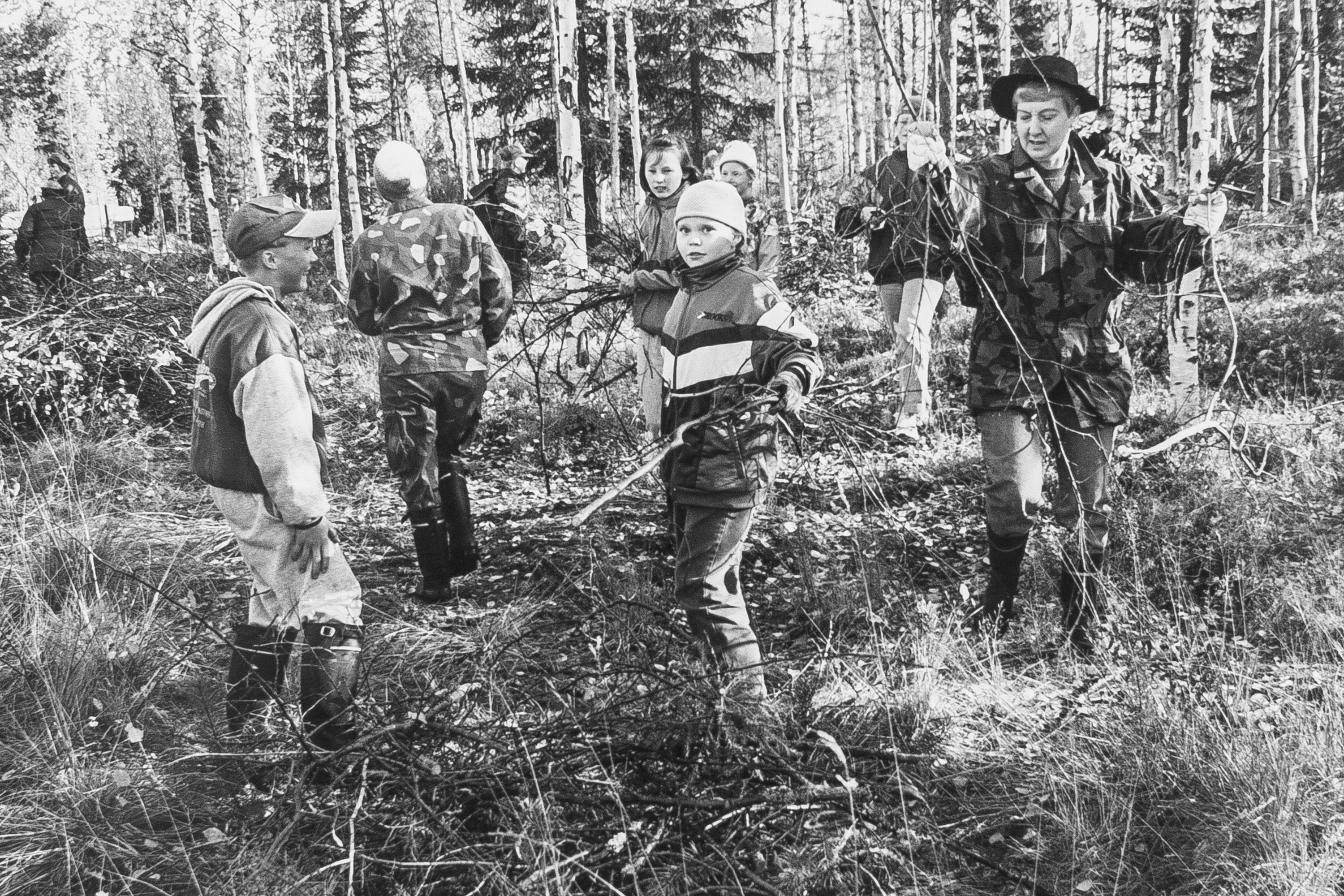 Kuolion  kylätoimikunnan talkoissa muun muassa hattupäinen Maire Kostamo ja selin Aini Korpela.